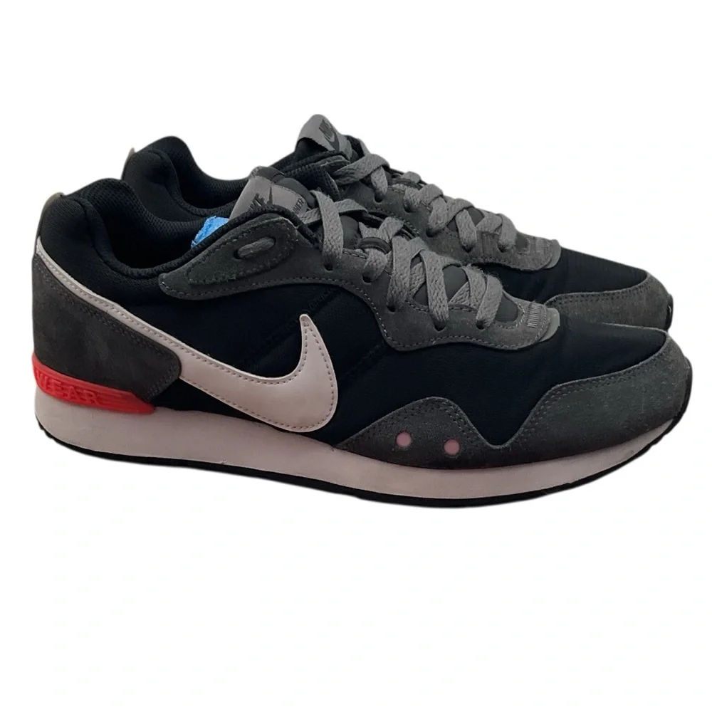 Nike venture runner Black‎ and Red Sneakers with Durable Sole size 8.5